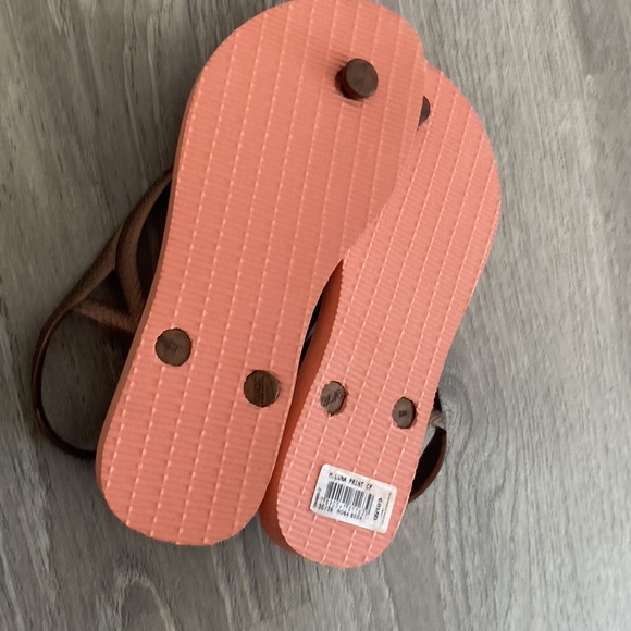 NWT Havaianas Flip flops, with flower design - Picture 3 of 3